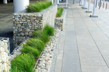 Metal bir kılavuzda taş duvarlar. Alışveriş merkezinin otopark çok tasarım.