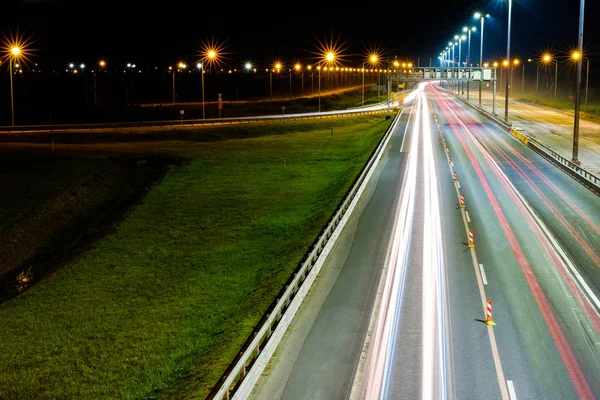 夜の道の撮影 夜市が点灯します 高速道路の照明 車のヘッドライトの噴煙 — ストック写真