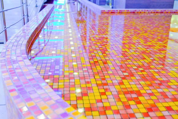 Eau Dans Piscine Avec Des Carreaux Décoratifs Rouge Orange — Photo