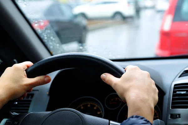 Auto Ovládací Panely Dívčí Ruce Volantu — Stock fotografie