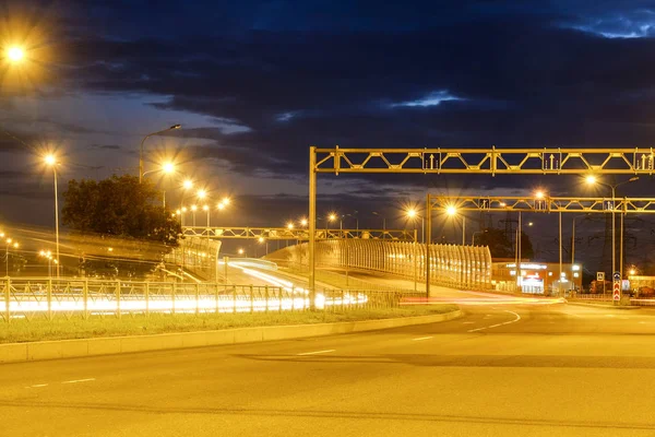 夜の道の撮影 夜市が点灯します 高速道路の照明 車のヘッドライトの噴煙 — ストック写真