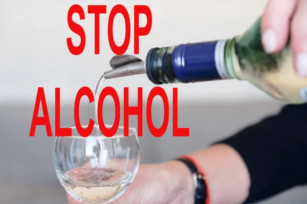 Hentikan Alkohol Bartender Membuat Koktail Persiapan Koktail Kosmopolitan — Stok Foto