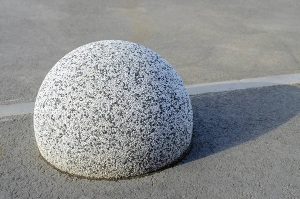 Hémisphère Pierre Sur Asphalte Dans Parking Copeaux Granit — Photo