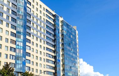 Modern konut binası. Cam cephe ile Bina Modern çok katlı