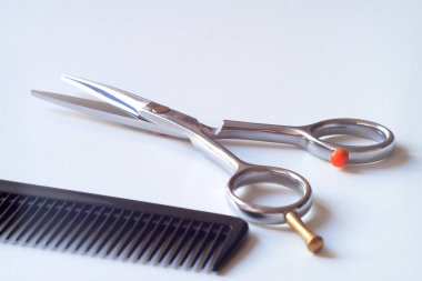 makas ve tarak. Saç kesme makası ve beyaz arka plan üzerinde izole tarak