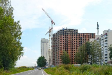 İnşaat Vinç. Arka planda bina yapım aşamasında. Mavi gökyüzü.