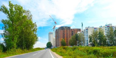 İnşaat Vinç. Arka planda bina yapım aşamasında. Mavi gökyüzü.