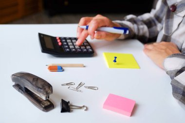 Masanın üzerinde iş öğeleri, kalem ve bir lastik ile kalem. Ataç düğmeleri ve diğer office.