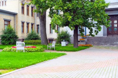 Yazlık panoramik büyük pencereler ile. Evin cephe cam. Renkli cam.