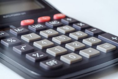 Tablo, iş öğeleri, hesap makinesi yakın çekim. Hesap korumak sayılarla düğmeleri.