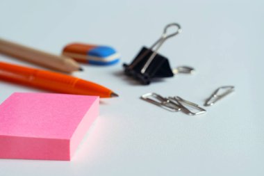 Masanın üzerinde iş öğeleri, kalem ve bir lastik ile kalem. Ataç düğmeleri ve diğer office