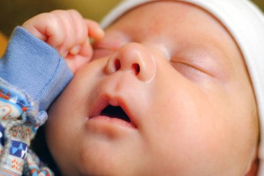 Çocuk elini yüzüne karşı kaldırdı. Sessizce pinekleme.