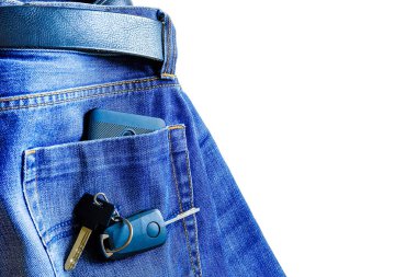 Beyaz arka plan üzerinde kot pantolon. Smartphone da cebinde. arabanın üstüne anahtarları