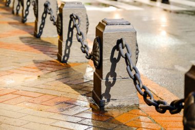 Çit zincirleri. Zincir çit yolun arka planda. kaldırım taşı.