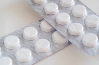 İlaç hapları. Beyaz hap, beyaz arka plan. Hapları bir kavanoz