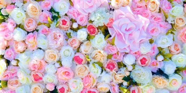 Düğün davetiyesi, düğün öncesi partisine davet ya da anneler günü kartı mockup, dekore edilmiş çiçek çerçeve, bir metin için boş alan ile