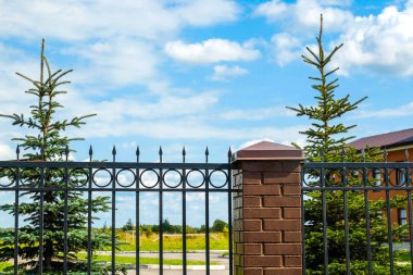 Yangın Kulesi. Antik merkezi Yangın Kulesi ve itfaiye binası. Metal çit.