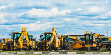 Saint-Petersburg. 08.18. 2018. Sokaklar traktör temizlik asfalt temizlik için traktör