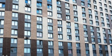 Modern bina. Camdan yapılmış modern ofis binası.