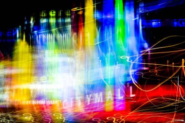 Ve karanlık gece ışık satırlarındaki uzun pozlama ile arka plan hareket hızı. Parlak parlak nokta