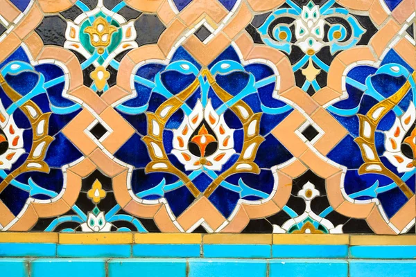Dinding Ornamen Masjid Katedral Dari Ubin Berwarna Warni Pola Oriental — Stok Foto