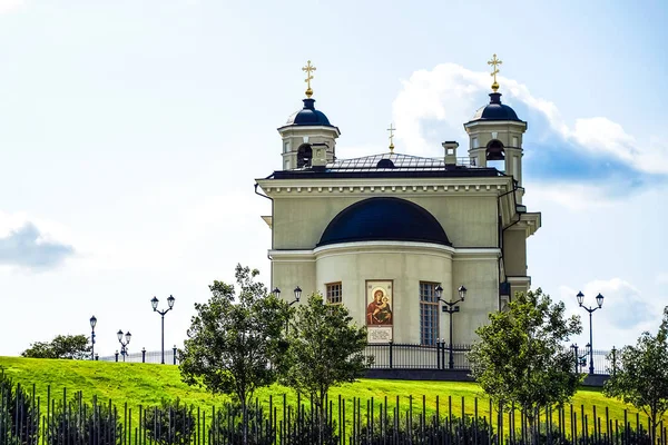 Iglesia Cristiana Ortodoxa Colina Contra Cielo Azul — Foto de Stock