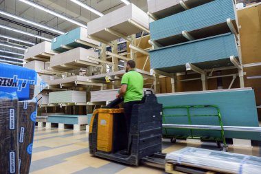 Saint-Petersburg. Rusya. 10.092018 çalışma yükleyici üzerinde inşaat malzemeleri taşır