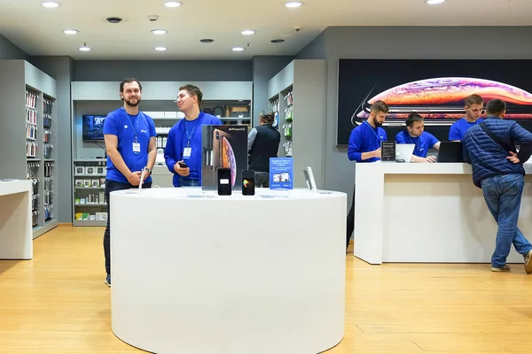 Saint-Petersburg. Rusya. 10.15.2018. akıllı telefon satıcıları. Satıcı banka kartı okuyucu ve depodaki smartphone ile ödemeyi kabul eder..