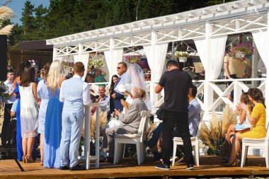 Saint-Petersburg. Rusya. 03.08 2018. Rus deniz subayı düğün. Baltık Denizi. Yaz