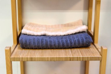 Bambu yüzey kitaplık. Havlu sağlanmaktadır. Ahşap arka plan doku. Banyo.