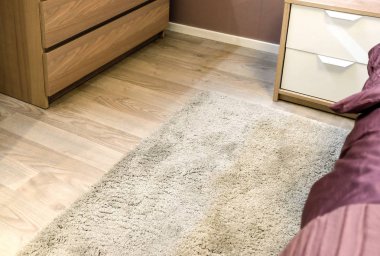 En iyi ışık, başucu göğüs. Başucu halı. Yatak yumuşak battaniye yastıklar. Coziness atmosfer. Akşam evde.