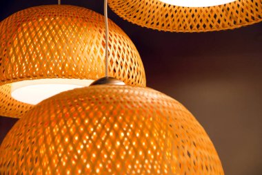 Rattan örgü yakın çekim. Işık saman gölge. hücreleri kaset. renkli, dekoratif, elektrik, mobilya, aydınlatma, lamba, Abajur, stil soyut kumaş arka plan lamba iç tasarım asmak