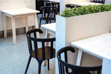 Bambu yüzey tablo. Bambu kesme tahtası ahşap arka plan doku. Yuvarlak bardak tutucular cork yaptı. Bardak sıcak içecekler.