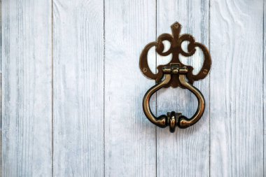 İki kapı tokmağı çalar ile eski ahşap kapı