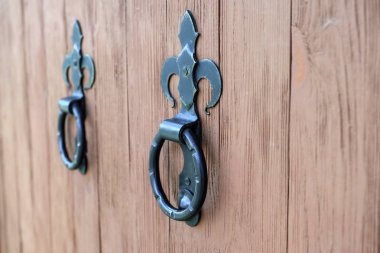 İki kapı tokmağı çalar ile eski ahşap kapı