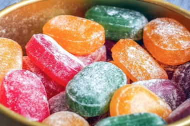 Bir kavanoz parlak şeker. Bir sevinç çocuk, çok tatlılar. Çeşitli renkler şeker. Karamel toz şeker. Renkli şeker. Kırmızı sarı yeşil turuncu.