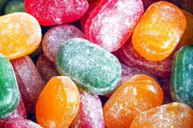 Bir kavanoz parlak şeker. Bir sevinç çocuk, çok tatlılar. Çeşitli renkler şeker. Karamel toz şeker. Renkli şeker. Kırmızı sarı yeşil turuncu.