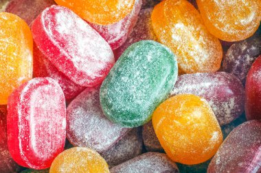 Bir kavanoz parlak şeker. Bir sevinç çocuk, çok tatlılar. Çeşitli renkler şeker. Karamel toz şeker. Renkli şeker. Kırmızı sarı yeşil turuncu.