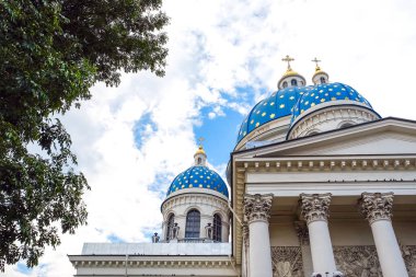Karanlık oda ile beyaz tuğla inşaatı. Trafik ışıkları kaldırımda. Mavi kilise kubbe ile geçer. Karşı mavi gökyüzü bulutlu