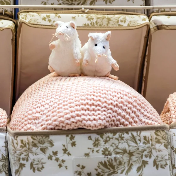 Zabawka Ładny Myszy Filiżanki Herbaty Siedząc Kanapie Miękka Zabawka Zwierzę — Zdjęcie stockowe