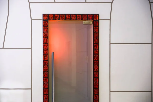 黑色和红色的边框和装饰元素图案 最受欢迎的民族标志是由一个门道构成的 这堵墙的装饰风格相同 — 图库照片