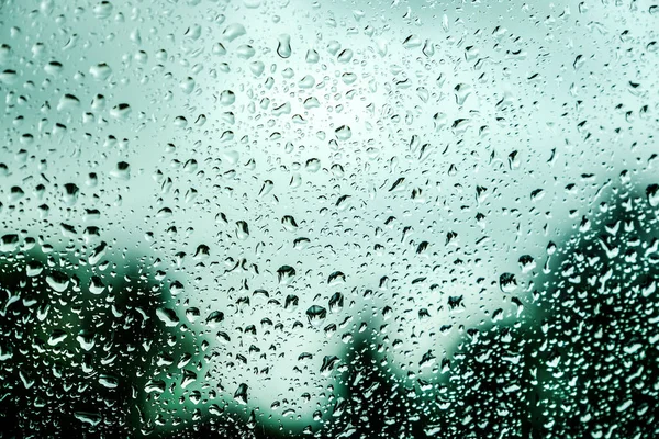 車のガラスに雨粒等の水滴背景をぼかし ボケ味 — ストック写真
