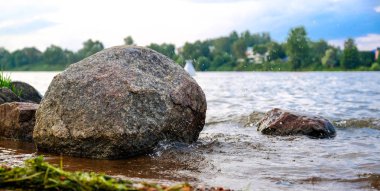 Kayalar ile açık nehir tarafından günbatımı yaktı dağlar doğru yol açar. Mavi gökyüzüne karşı.