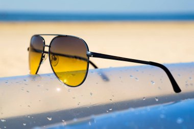 Yaz vintage renk stillerini kumlu plajında güneş gözlüğü. Güneş gözlüğü bir şişme yatak