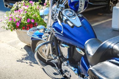 Biniciler seveceksiniz. Motosiklet çatal, lastik ve ön tekerlek kadeh kadeh kırpılmış. Bir motosiklet üzerinde disk fren sistemi. Özgürlük ve seyahat kavramı. bir sokakta park motosiklet.