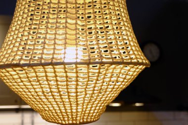 Rattan örgü yakın çekim. Işık saman gölge. hücreleri kaset. renkli, dekoratif, elektrik, mobilya, aydınlatma, lamba, Abajur, stil soyut kumaş arka plan lamba iç tasarım asmak