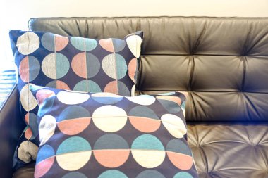 Deri kanepe yastık. Kahverengi deri kanepe yastık ile parçası