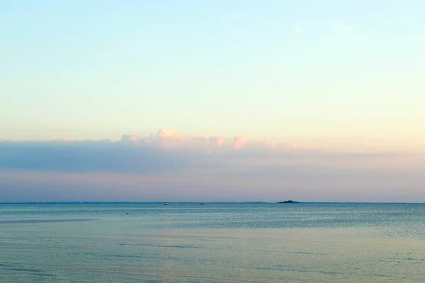 Hermoso Paisaje Ardiente Puesta Sol Sobre Mar Cielo Naranja Por — Foto de Stock