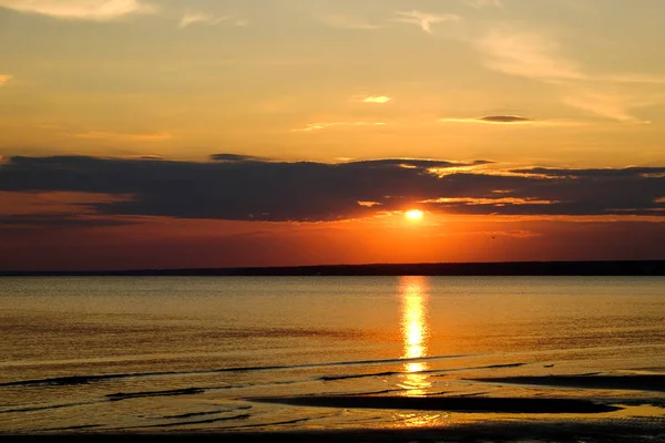 Hermoso Paisaje Ardiente Puesta Sol Sobre Mar Cielo Naranja Por — Foto de Stock