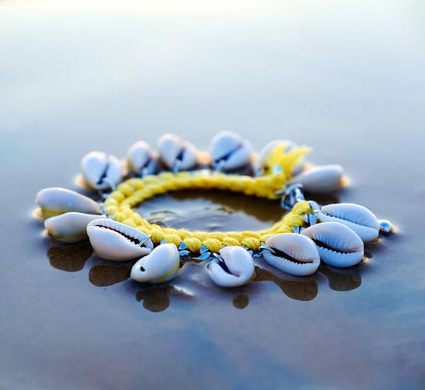 Close Mão Uma Menina Gentil Com Uma Pulseira Feita Conchas — Fotografia de Stock